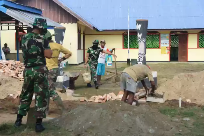 Pos Kuler Satgas Yonif 125/Si&rsquo;mbisa kerja bakti dengan masyarakat