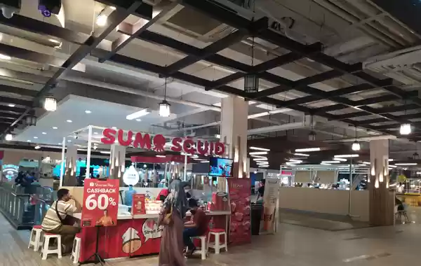 Pusat Perbelanjaan Mulai Diserbu Pengunjung