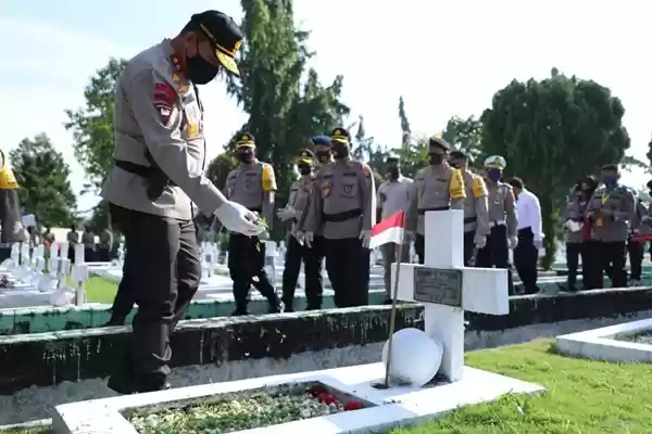 Sambut HUT ke 74 Bhayangkara, Kapolres Tebingtinggi Pimpin Ziarah ke TMP