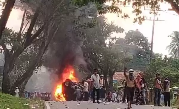 Madina Mencekam, Mobil Wakapolres Dibakar Warga