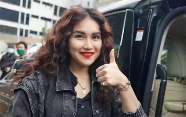 Ayu Ting Ting dengan Rambut Keriting