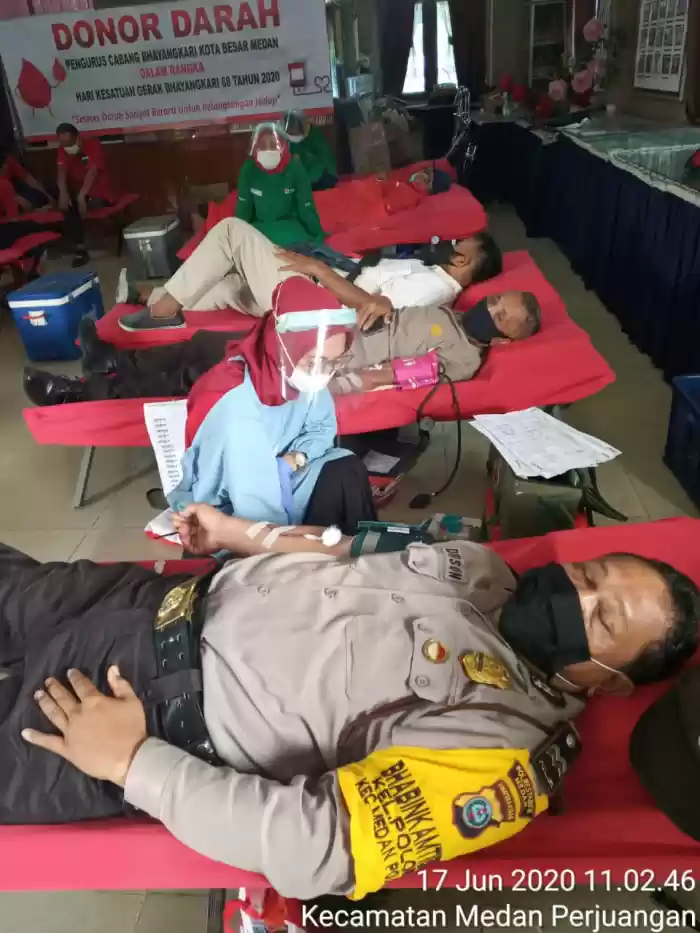 Kapolsek Medan Baru Bersama Personil Ikut Donor Darah Sambut HUT Bhayangkara ke 74