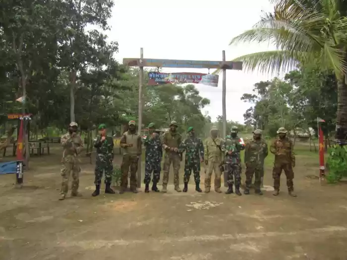 Jalin silaturahmi, Satgas Yonif 125/Si&rsquo;mbisa adakan pertemuan dengan PNGDF di Tapal Bata