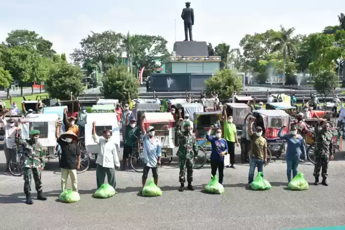 Pangdam I/BB Berikan Sembako Kepada Penarik Becak dan Pemulung 