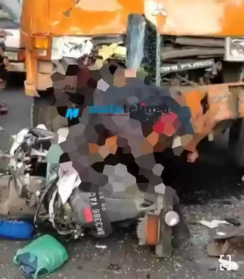 Selip Mobil Truk Tronton, Pengendara Sepeda Motor Tewas  di Tempat