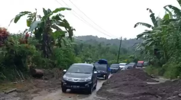 Longsor di Jalan Nasional Beureunuen-Tangse, Antrian Panjang
