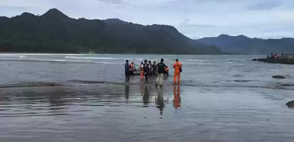 Ombak Pantai Riting Aceh Besar Menyeret Anak Sedang Bermain
