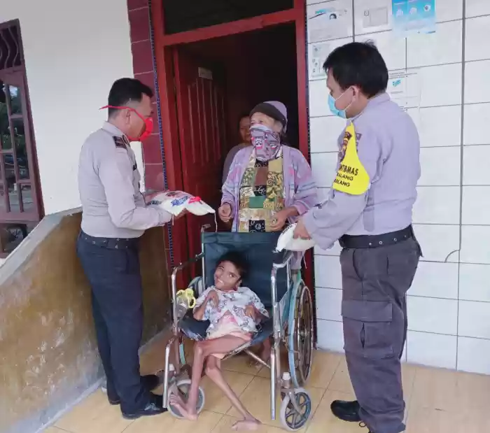 Polsek Sidikalang Berikan Bantuan Sembako Untuk Warganya Penyandang Disabilitas