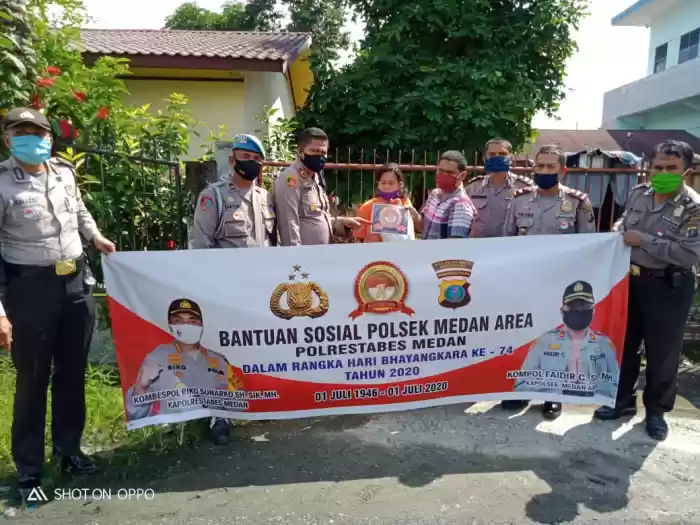 Polsek Medan Area Berbagi Dengan Masyarakat Kurang Mampu