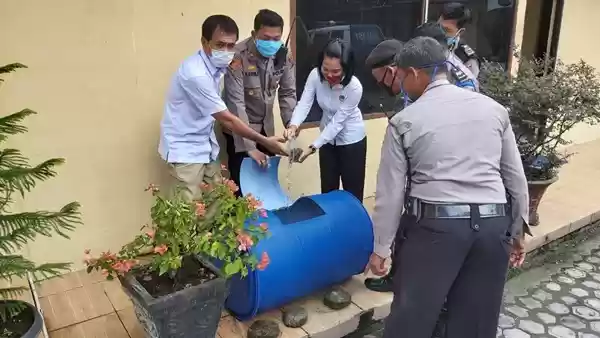 Dukung Ketahanan Pangan,  Kapolsek Medan Helvetia Tebar Ribuan Benih Ikan Lele Budikember