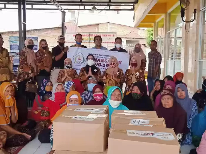 Gandeng GTPP Covid-19, Pemuda Pujakesuma Sumut Salurkan Paket Sembako ke Warga