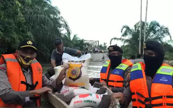 Salurkan Bantuan Korban Banjir, Polisi Gunakan Sampan