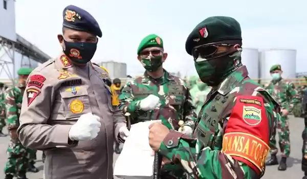 Kapolda Sumut Berikan Tali Asih Untuk Satgas Yonif Raider 100/PS Satgas Pamtas RI - PNG