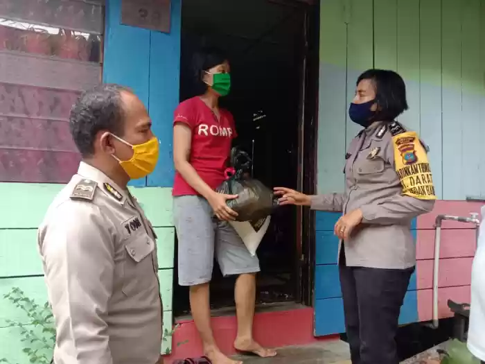 Sambut HUT ke 74 Bhayangkara, Polsek Medan Baru Bagikan Paket Sembako 