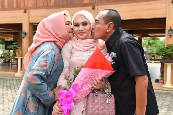 Gubernur Edy Terharu Putrinya  Berhasil Sandang Gelar Dokter