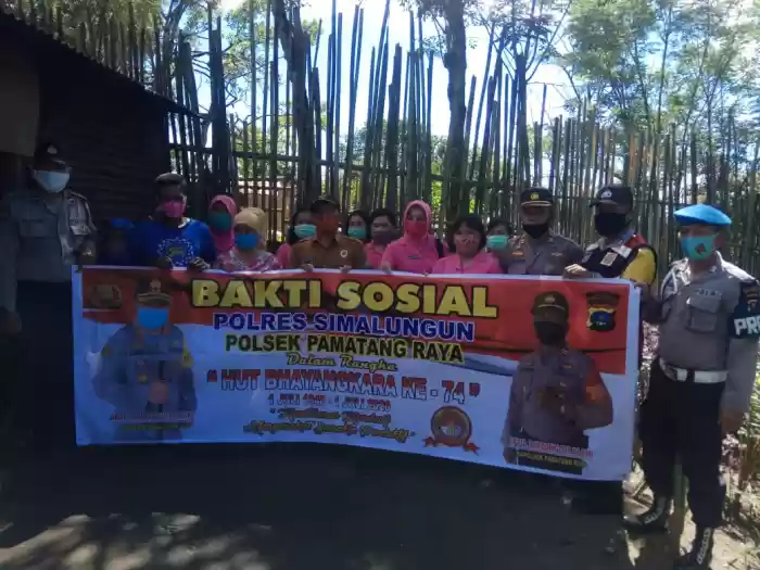 Jelang HUT Bhayangkara, Kapolsek Raya dan Pengurus Ranting Bhayangkari Beri Tali Asih Kepada Warga