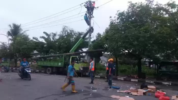 Tiang Listrik Tumbang, Warga Gelap Gulita
