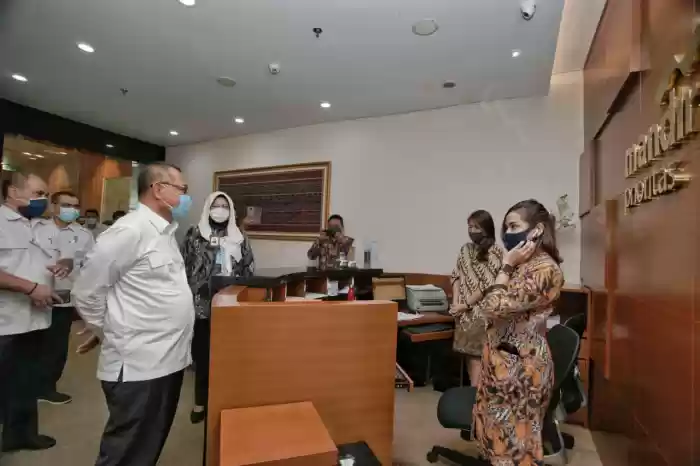 Akhyar Tinjau Protokol Kesehatan di Bank Mandiri