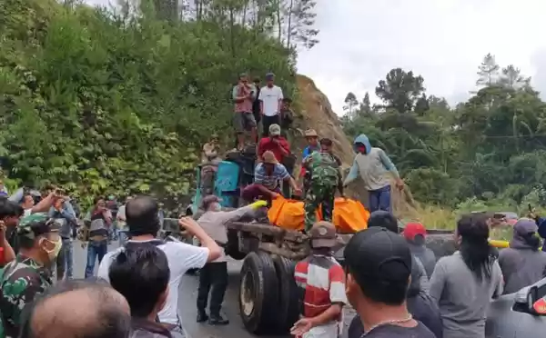 Sedang Selvy, Kelompok Pemuda Melihat Tubuh Pria Tangan Terikat