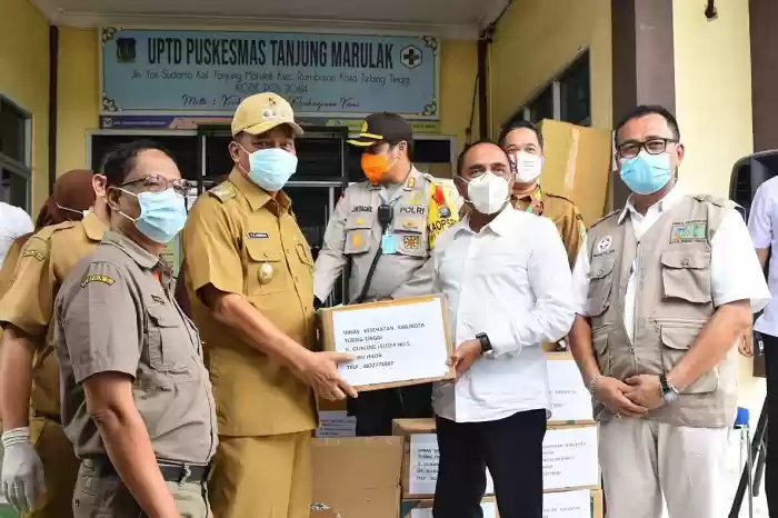 Edy Rahmayadi Serahkan Bantuan APD  Kepada Walikota Tebing Tinggi