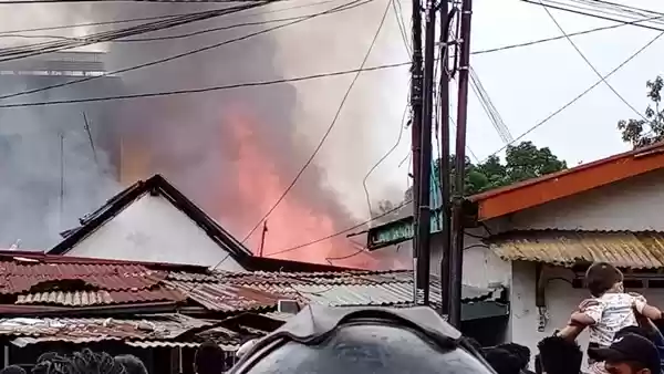 Kebakaran Hanguskan 8 Rumah Warga Jalan Punak