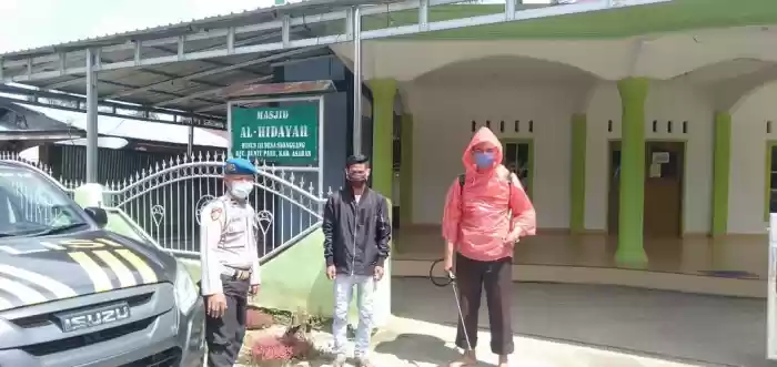 Cegah Penyebaran Virus Corona Polsek Prapat Janji  Semprot Desinfektan