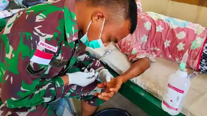 Luka robek ditangan, Antaneta Kaimo datang berobat ke Pos Kotis Satgas Yonif 125/Si&rsquo;mbisa