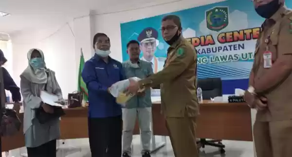Parsaulian Tambunan Serahkan APD Dari MMC Ke Gugus Tugas Covid-19 Paluta