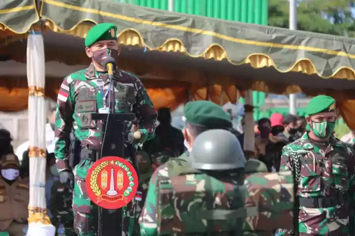 Danrem 174/ATW Pimpin Upacara Pelepasan Satgas Pamtas RI-PNG Yonif 411 dan 406 di Merauke