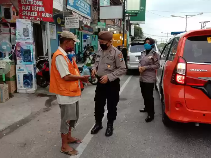 Semarakan Hari Bhayangkara Serta Ops.Aman Nusa II Sat.Sabhara Polres Asahan Bagi Nasi Bungkus