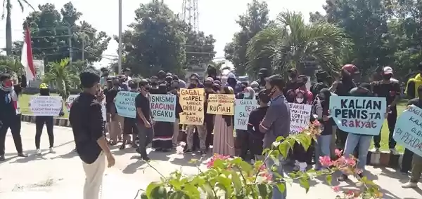 Tuntut Perbaikan Jalan dan Penertiban Tangkahan Pasir,  Pemuda Perdagangan Demo Kantor Camat