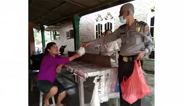 Polsek Firdaus Bagikan 50 Paket Nasi Bungkus