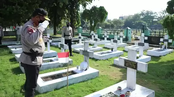 Jelang Peringatan HUT ke 74  Bhayangkara, Kapolda Sumut Ziarah Taman Makam Pahlawan