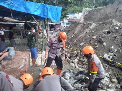 Tembok Penahan Runtuh di Sipanganbolon, Kompi 2 Yon B Pelopor Pematangsiantar Bantu Proses Evakuas