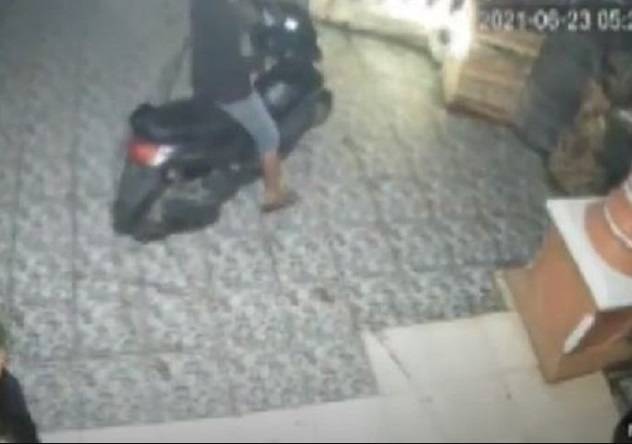 OTK Bakar Sepeda Motor Didepan Rumah Warga