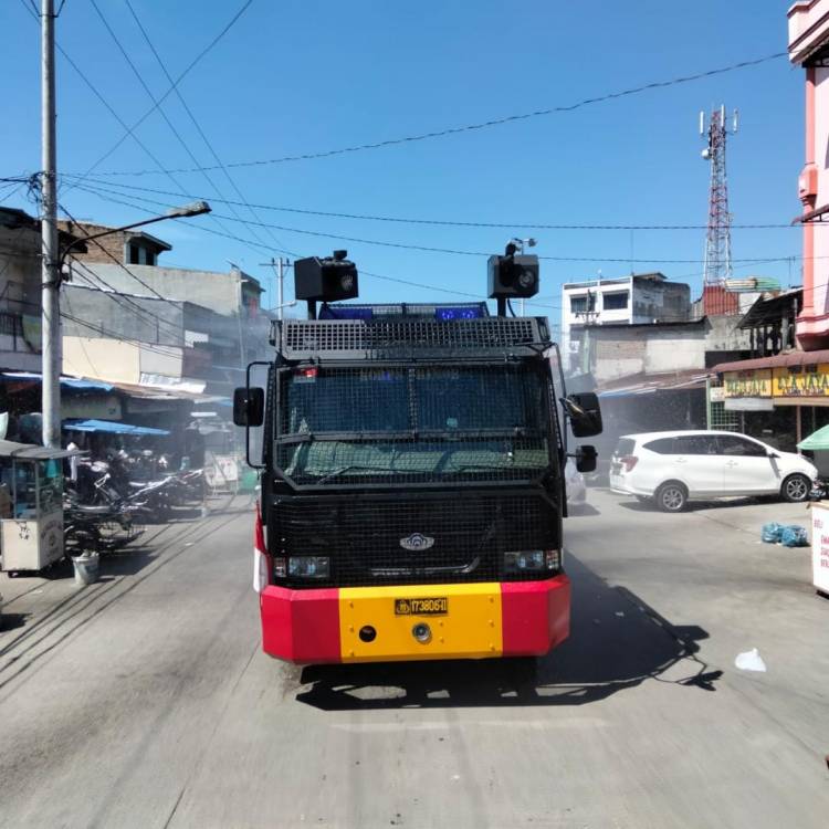 Brimob Polda Sumut Lakukan Penyemprotan Skala Besar Bersama Unsur 3 Pilar di Kota Medan