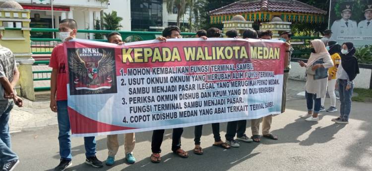 FPKPUM  Lakukan Aksi Depan Kantor Walikota Medan