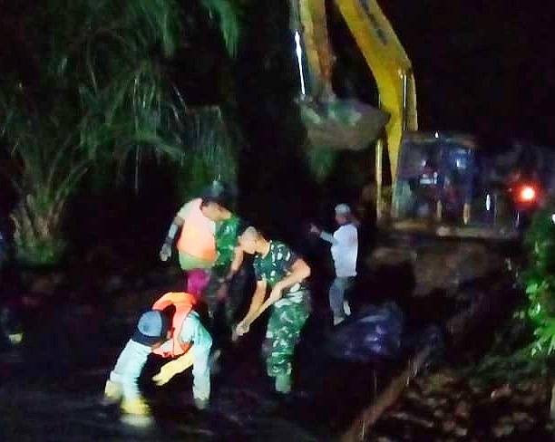 Hingga Malam, Satgas Kodim 0204/DS Lanjutkan Pengecoran Jalan TMMD
