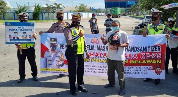 Sambut HUT Bhayangkara, Satlantas Polres Pelabuhan Belawan Bagikan Masker dan Handsanitizer