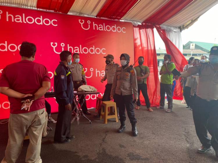 Sukseskan Vaksinasi Masal, Polsek Patumbak Dampingi Dan Fasilitasi Lansia Ikut Vaksinasi Di Lanud Suwondo