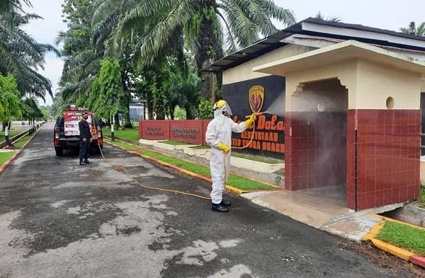 Batalyon A Pelopor Intensifkan Penyemprotan Disinfektan di Lingkungan Mako