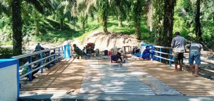 Tak Mau Sudah, Warga Terus Bantu Satgas Kodim 0204/DS Percantik Jembatan TMMD Ke-111