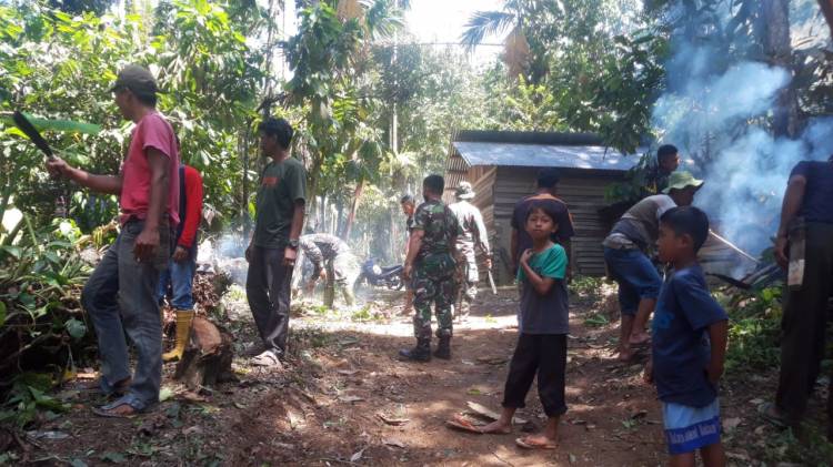 Anggota Satgas TMMD/N ke 111 Lakukan Kerja Bakti Bersama Warga