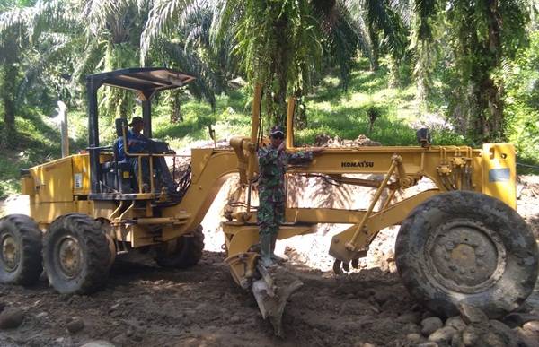 Greder Kembali Berpacu Ratakan Material Pelapis Jalan TMMD Kodim 0204/DS
