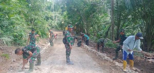 Warga Kian Semangat Benahi Jalan TMMD Kodim 0204/DS