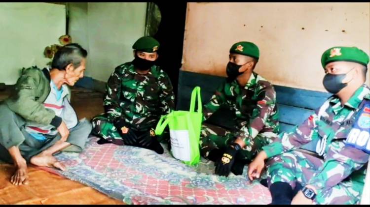 Peduli masyarakat Yang Kurang Mampu Yonif 642/Kapuas Laksanakan Bakti Sosial