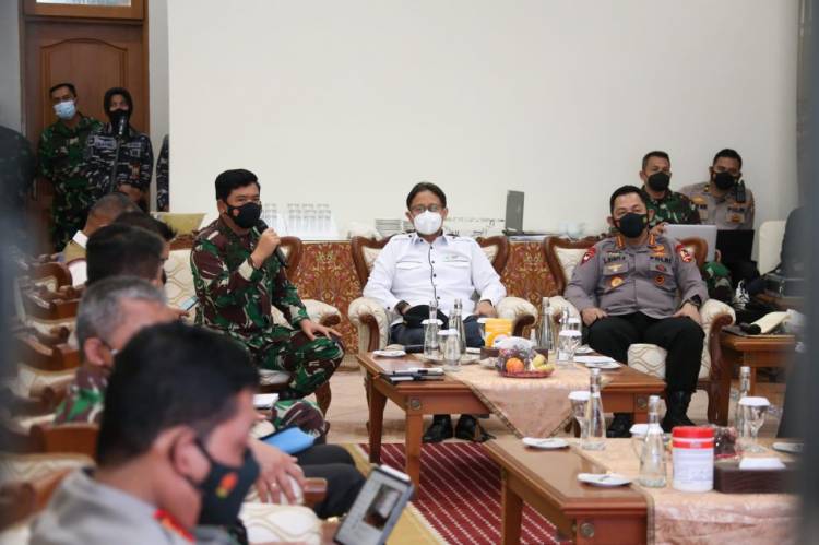 Panglima TNI dan Kapolri Perintahkan Penebalan Pasukan PPKM Mikro di Jawa Timur