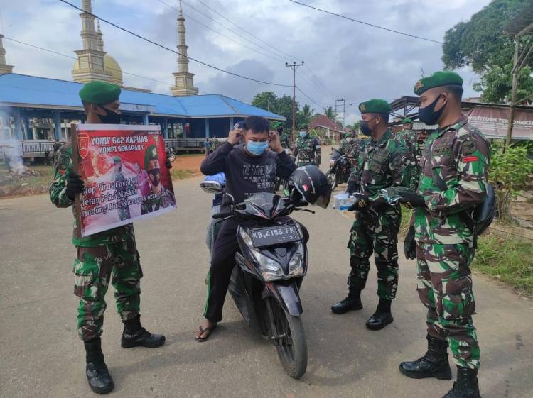 Kompi Senapan C, Yonif 642/Kapuas Laksanakan Sosialisasi dan Himbauan Pentingnya Penggunaan Masker