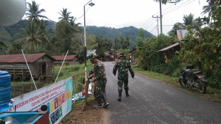 Anggota Satgas TMMD/N ke 111 Lakukan Perombakan Posko PPKM Nagari Talang Maur