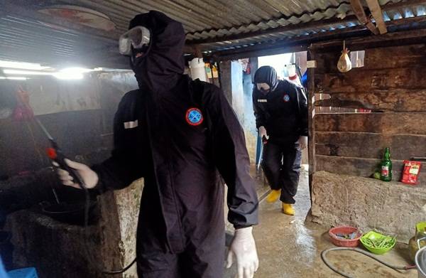 Brimob Sumut Lakukan Penyemprotan Disinfektan di Kecamatan Sitinjo